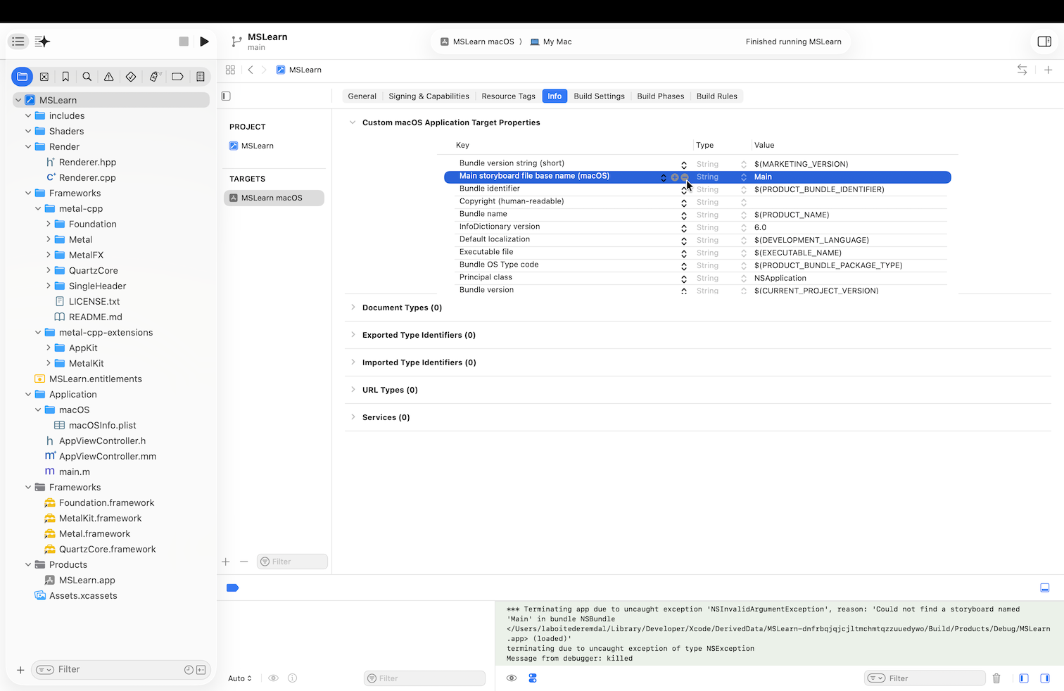 Réglages du projet Xcode : l'entrée « Main storyboard file base name (macOS) » à supprimer, surlignée en bleu.
